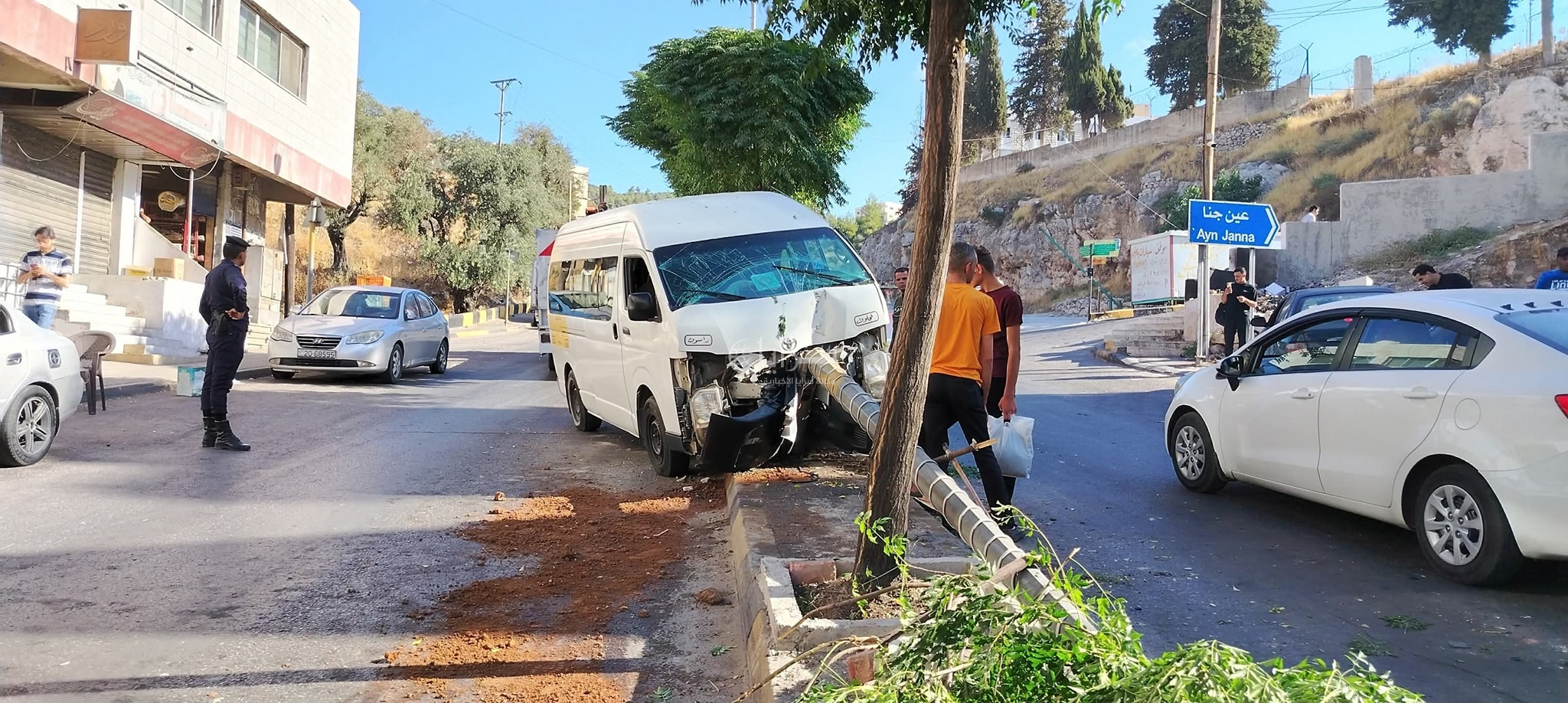 7 اصابات بحادث تدهور باص عمومي في عجلون  ..  صور 