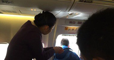 صينى يفتح باب طوارئ الطائرة ليستنشق هواء منعشًا