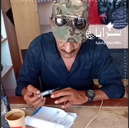 بالفيديو  ..  خبير الأفاعي الصقور يتعرض للدغة "الرقطاء" ويحقن نفسه بالمصل لعدم توفره في المستشفيات