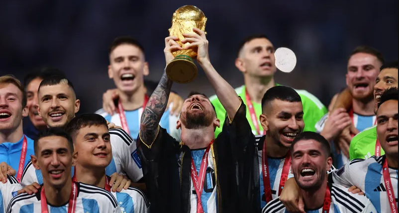 بالصور ..  ميسي "العربي" يرتدي "بشت الوجهاء" ويحتفل بنيل كأس العالم 