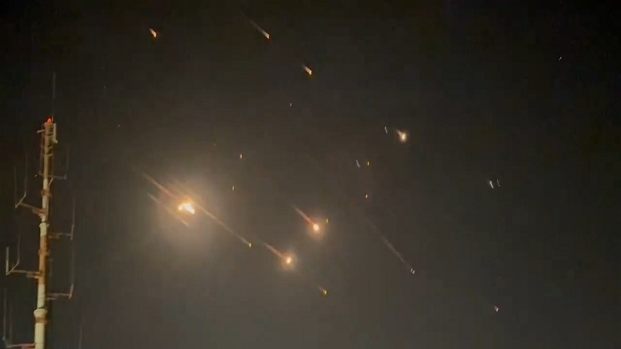 التلفزيون الإيراني: بدء إطلاق موجة جديدة من الصواريخ من إيران باتجاه الأراضي المحتلة