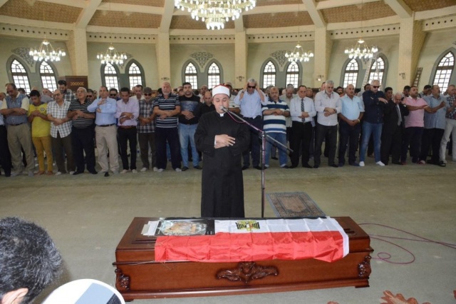 بالصور :  النجمات يجهشن بالبكاء في جنازة عمرو سمير ..  وهذه حالة والدته المأساوية