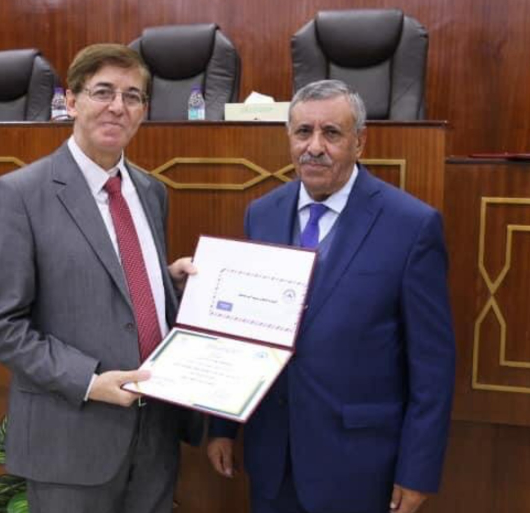 مجمع اللغة العربية يكرم السلمان من جامعة البترا بجائزة أفضل كتاب مؤلف