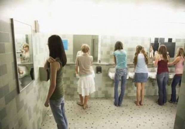 السجن 5 سنوات لمعلم  لادانته بتصوير تلاميذه لاشباع  ميوله الجنسيه 