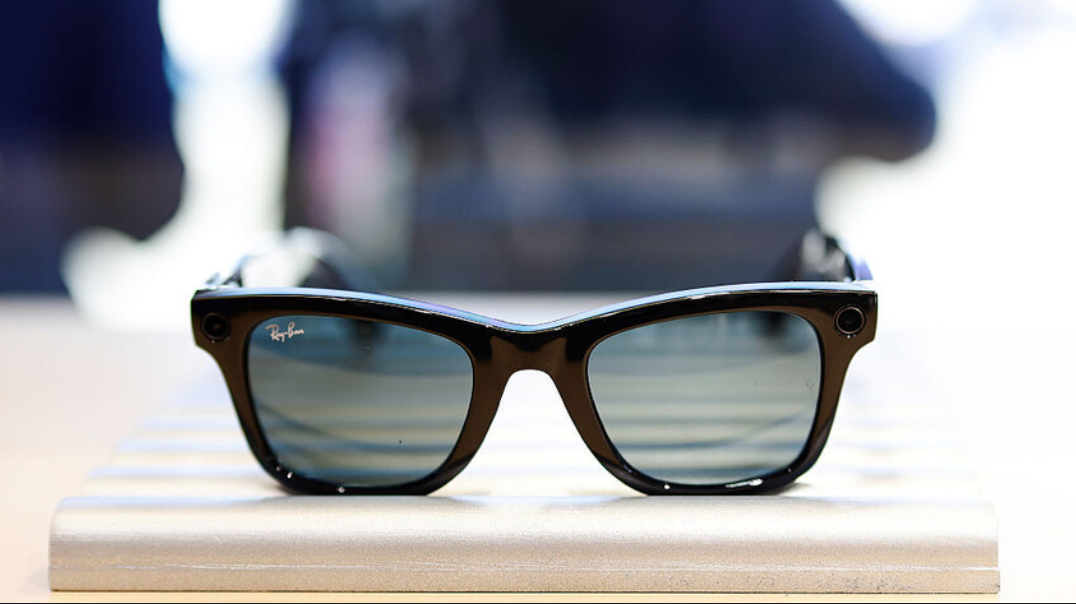 تتأقلم مع شكل الوجه! ..  "ميتا" تطلق نظارات ذكية لمستخدمي النظارات الطبية