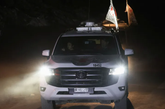 القسام تسلم جثة أحد أسرى الاحتلال ضمن صفقة التبادل