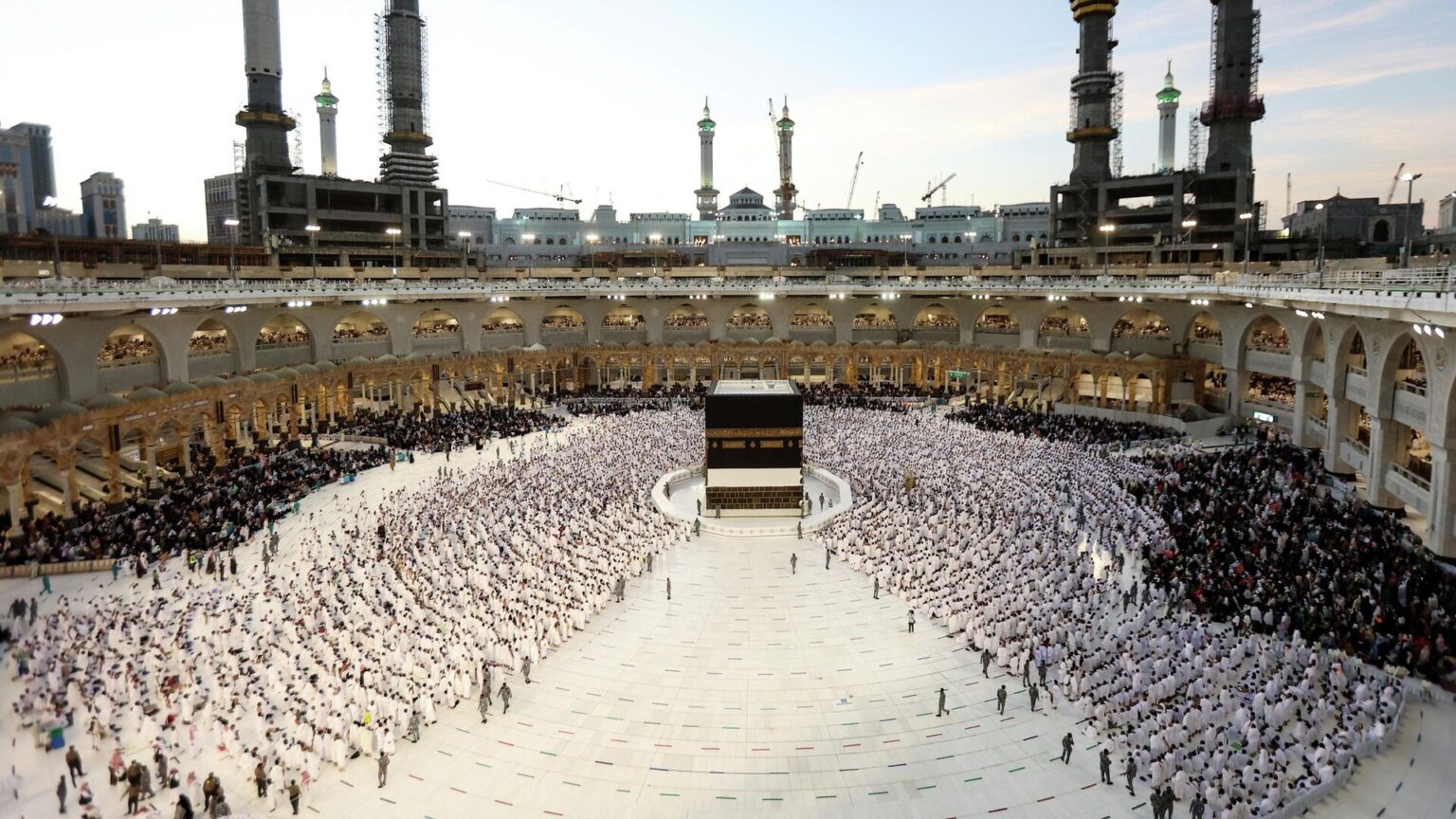 السعودية تنفي المنشورات المتداولة عن منع التصوير  في الحرم المكي
