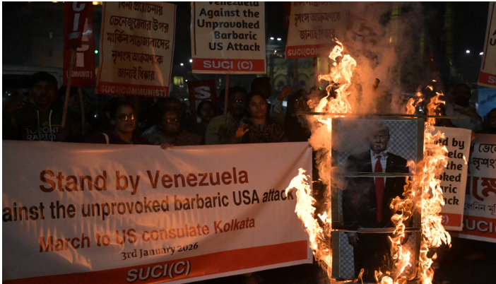 متظاهرون في الهند يحرقون تمثالًا لترمب احتجاجًا على العملية العسكرية في فنزويلا