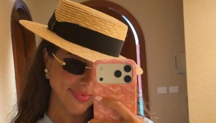 يارا السكري في ظهور عائلي نادر مع والدها وشقيقتها بالساحل الشمالي في مصر