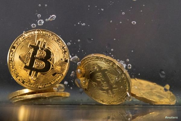 موجة "هلع" تضرب سوق العملات المشفرة وتهز بيتكوين