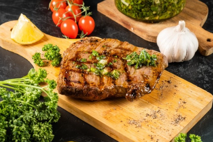 ستيك لحم مطفى بالثوم والليمون