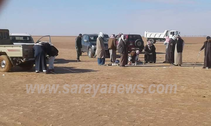  بالصور ..  إنقاذ 15 اردني وسعودي علقوا بمركباتهم في وحل طيني بقاع الجفر 
