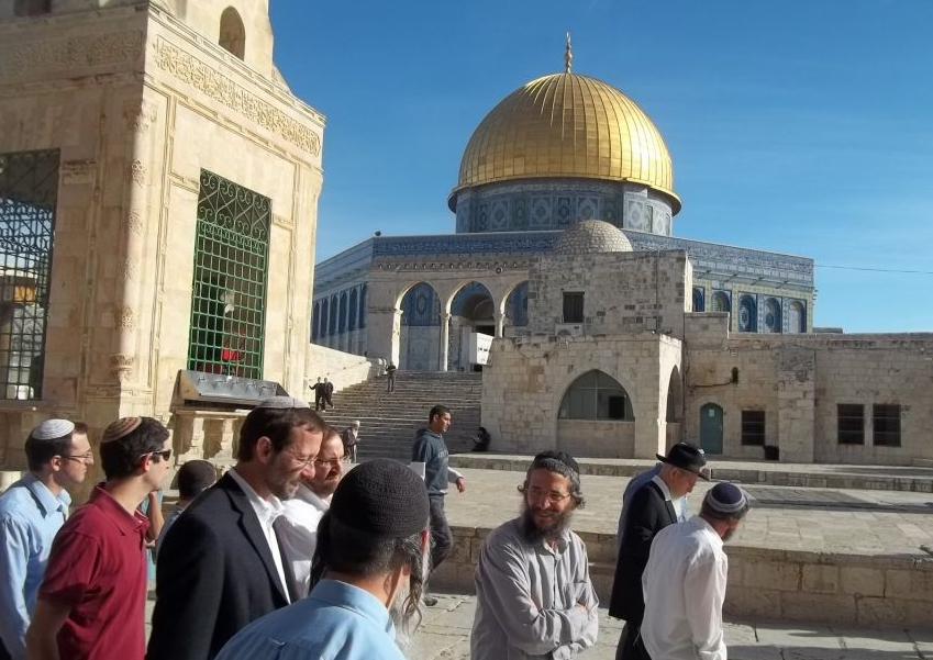اعتقال مقدسيتين ومستوطنون يواصلون اقتحام الأقصى