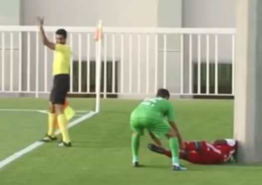بالفيديو  ..  لحظة وفاة لاعب كرة قدم إماراتي أثناء المباراة في مشهد مرعب