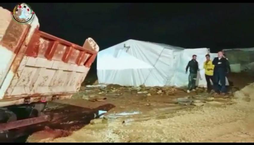 بالصور ..  إنقاذ عائلة عربية تسكن الخيام داهمتهم المياه بلواء بني كنانة في محافظة إربد 