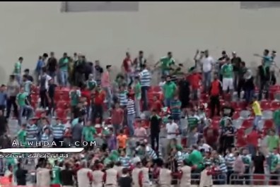 بالفيديو  ..  اعمال شغب و دخول الجماهير للملعب في مباراة الوحدات بعد ان استفزهم حارس الوحدة السوري
