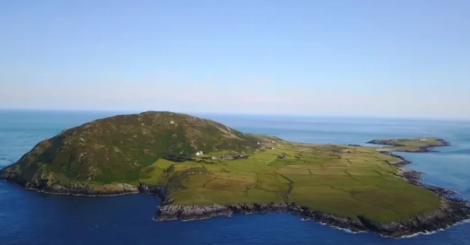 جزيرة بريطانية تطلب موظفين بإقامة مجانية ..  لكن المهمة ليست سهلة