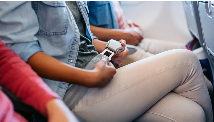 الجلوس بوضعيات خاطئة قد يزيد خطر الجلطات في الطائرة