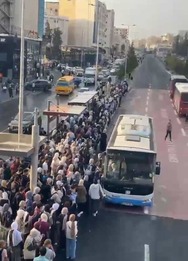 أزمة الباص السريع بين الزرقاء وصويلح تُرهق طلبة الجامعة الأردنية ..  انتظار يصل إلى 4 ساعات ومطالبات بتدخل عاجل 