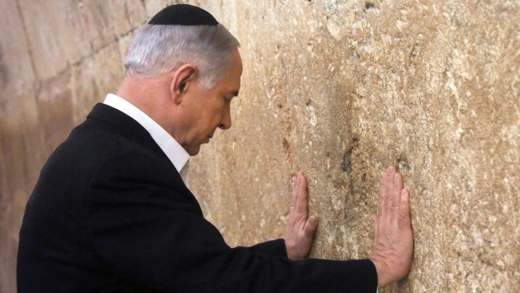 نتنياهو يؤدي طقوس تلمودية بساحة حائط البراق 