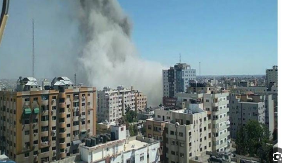 طائرات الاحتلال الإسرائيلي تدمر مبنى المؤسسات الخيرية بمدينة غزة