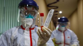الصين ..  إصابة 3 آلاف عامل في الصحة بـفيروس ”كورونا“
