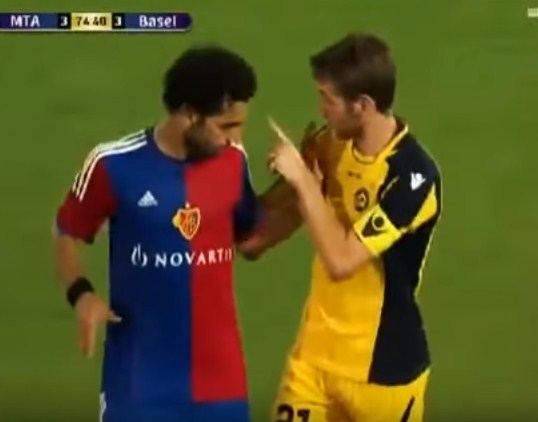 بالفيديو  ..  ماذا فعل محمد صلاح مع لاعبي “مكابي تل أبيب” و استفز الجماهير