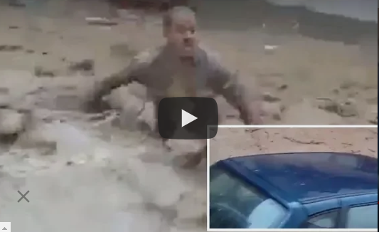 بالفيديو  ..  هذا ما فعلته السيول بشخص حاول انقاذ سيارته