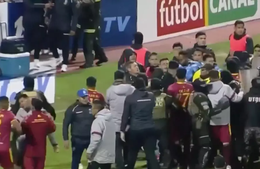 فيديو ..  مباراة تتحول إلى معركة وتنتهي بـ17 بطاقة حمراء