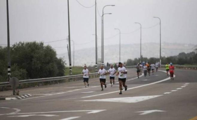 الاحتلال يغلق طريقين رئيسيين بالضفة لتنظيم ماراثون للمستوطنين