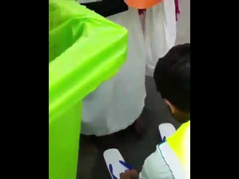 بالفيديو  ..  سعوديان يوزعان أحذية على الحجاج
