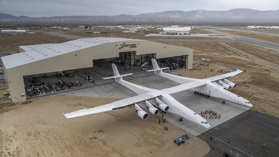 بالصور  ..  أكبر طائرة في العالم تخرج من مرآبها لأوّل مرّة  ..  تعرف على مهامّها