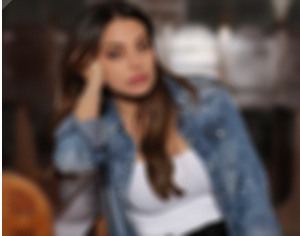 عصابة تهاجم نجمة سورية ..  هذا ما حدث لها