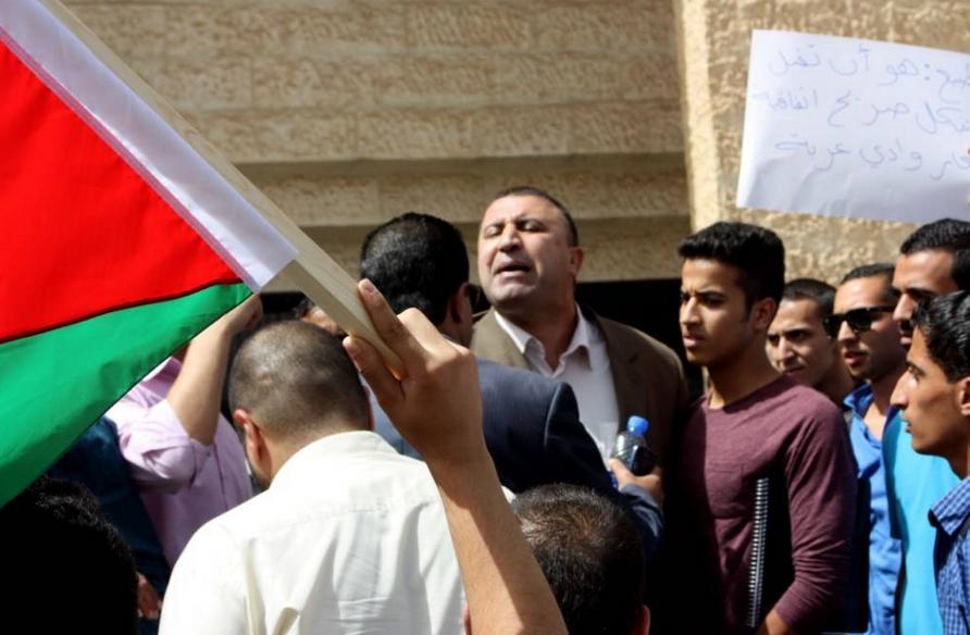 بالصور  ..  تهديد طلبة بالجامعة الهاشمية  بالفصل اثر مشاركتهم في اعتصام رافض لاتفاقية الغاز الاسرائيلي
