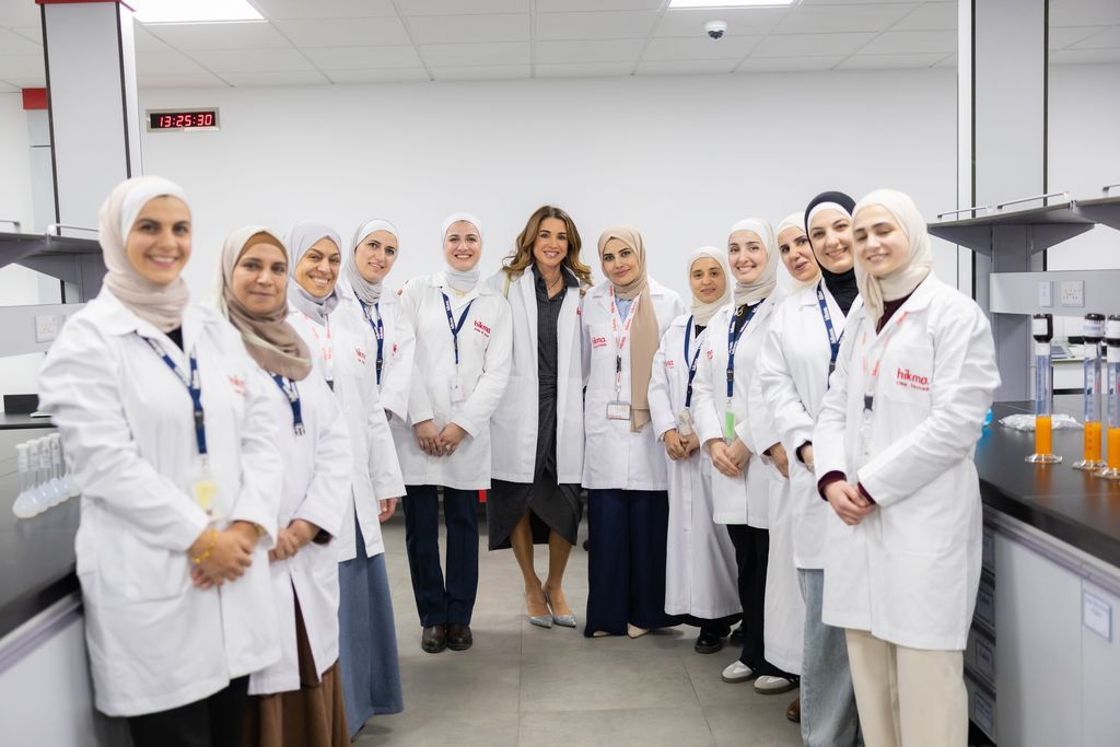 الملكة رانيا العبدالله تزور مصنع لشركة أدوية الحكمة في السلط