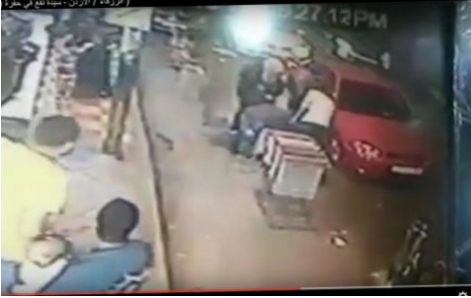 بالفيديو : سقوط مواطنة في حفرة بشارع الجيش بمحافظة الزرقاء  .. ورئيس البلدية يرد 