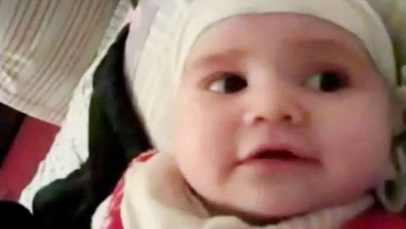 بالفيديو ..  رضيعة تنطق الشهادة بشكل مذهل