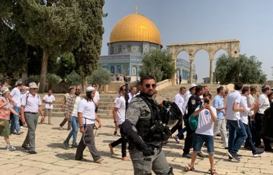 مستوطنون يقتحمون المسجد الأقصى