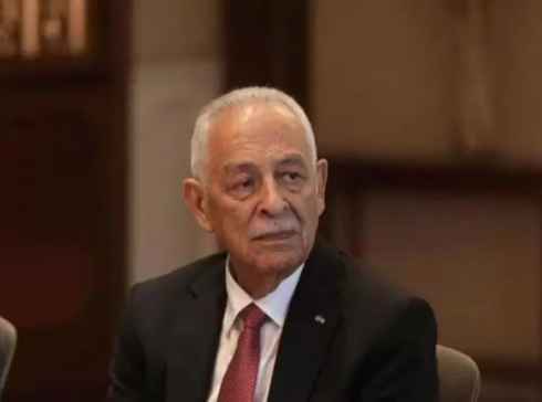 العيسوي ينقل تمنيات الملك وولي العهد بموفور الصحة للفريق العزب واللواء العبادي