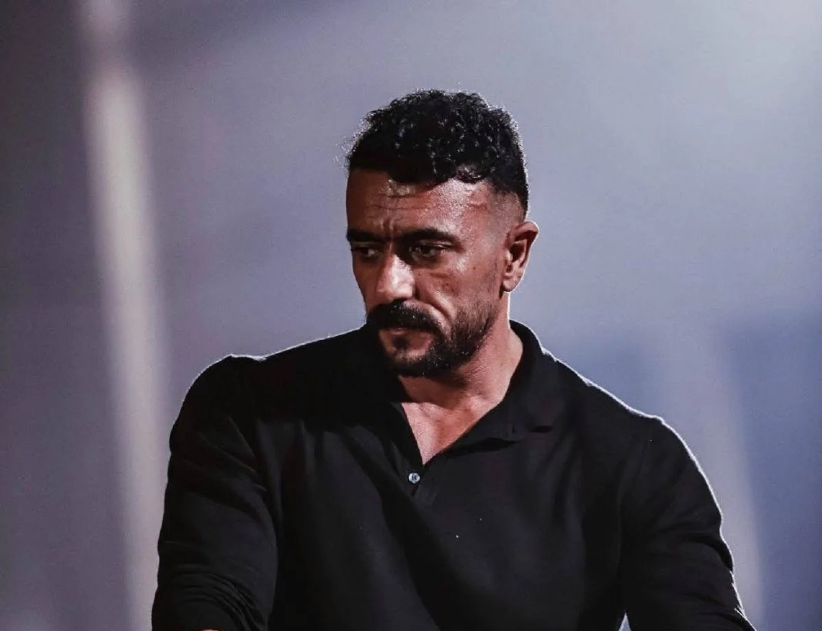 ضجة كبيرة بسبب تصرف غريب من معجبة بأحمد العوضي ..  وهي ترد 