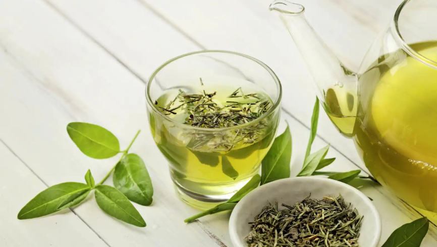 كيف يساعد الشاي الأخضر على تقوية الشعر وتقليل التساقط؟  