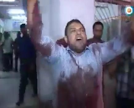 بالفيديو ..  ينقل ابنته الشهيدة ويهتف: ''فدا القسام وفدا فلسطين''