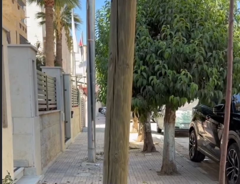  فيديو متداول يثير تفاعلاً ..  مواطنة ترصد عقبات الرصيف وتتساءل عن أسباب قص الأشجار المعمرة 
