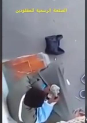 بالفيديو  .. ماذا فعل متسول سراً بعد ان فضحت امره كاميرا المراقبة!