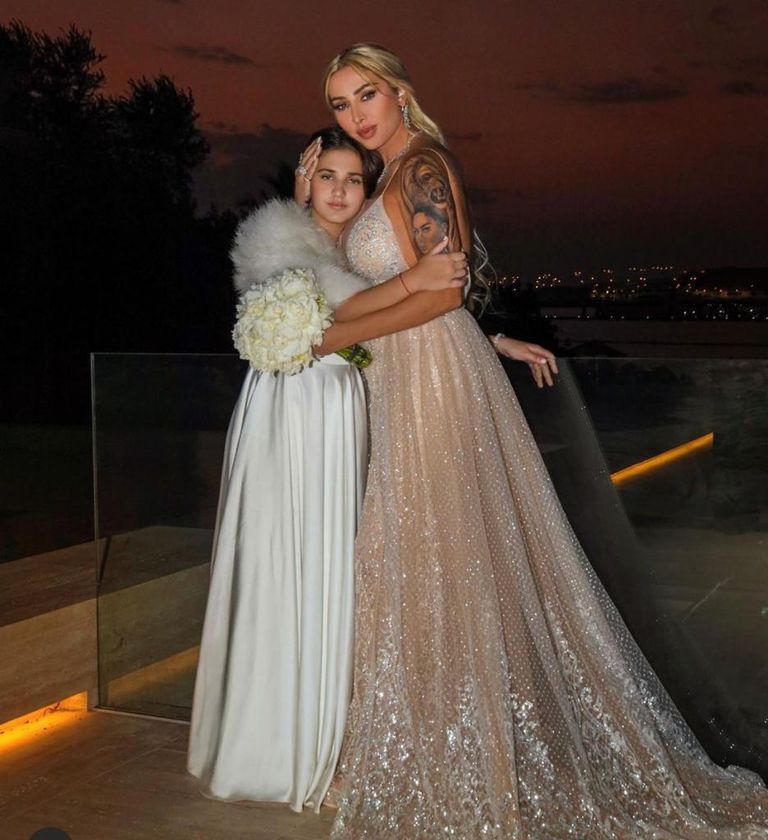 بالصور ..  جويل مردينيان تثير ضجة بفستان زفاف