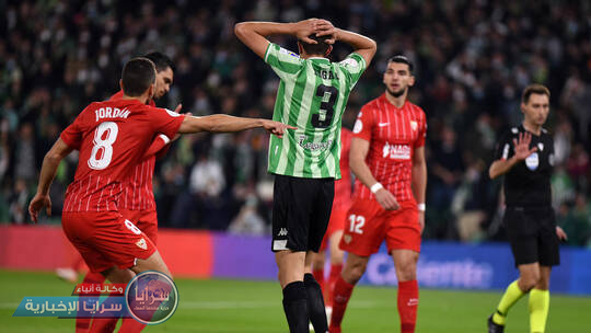 بالفيديو  ..  مقذوف على رأس لاعب يوقف دربي الأندلس