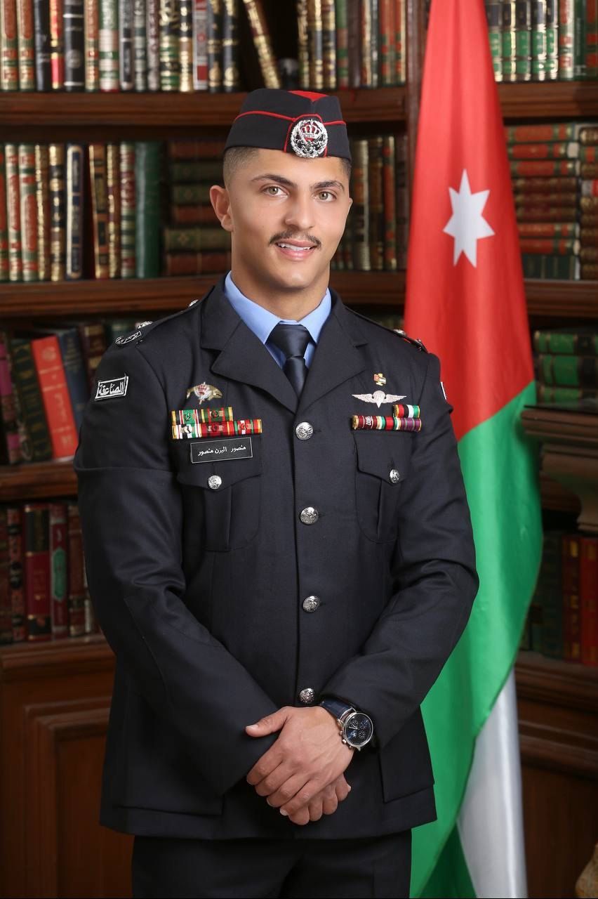الملازم منصور اليزن العبيدات مبارك التخرج 