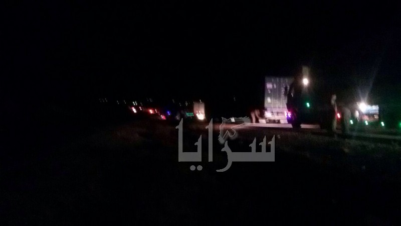 بالصور والفيديو: اغلاق الطريق الصحراوي بالقرب من بلدة مريغة في معان 