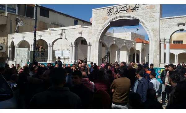 اعتصام امام المسجد العمري في الكرك احتجاجا على رفع الاسعار والمطالبة بالافراج عن المجالي