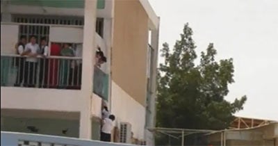بالفيديو ..  طالب يسقط من سور المدرسة بعد محاولته الهروب من مدرسته 